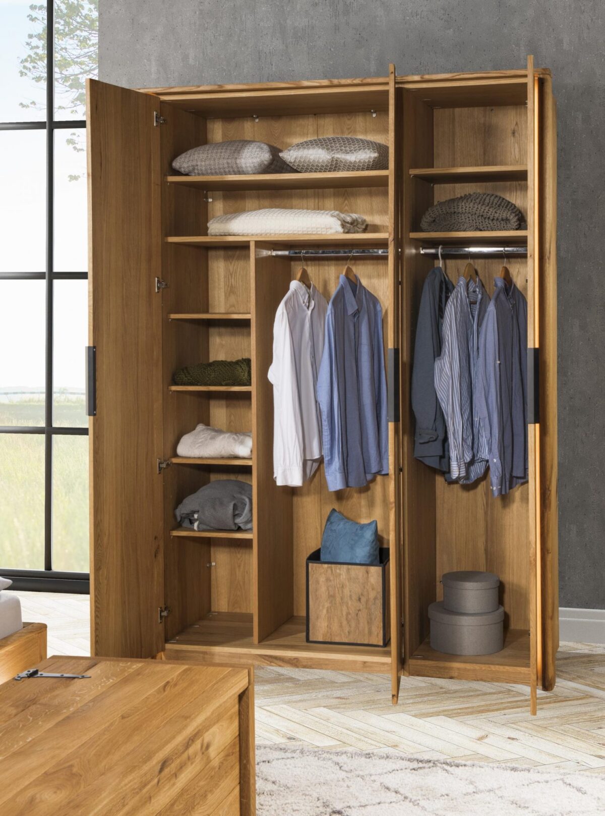 Szafa drewniana trzy drzwiowa środek Szafa drewniana trzy drzwiowa środek