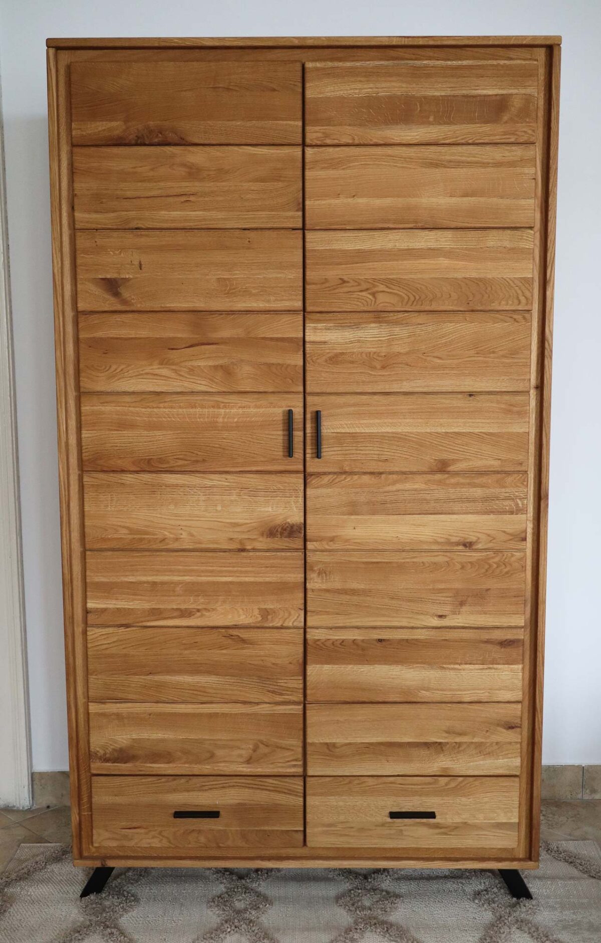 Szafa drewniana dwu drzwiowa czarne nóżki Szafa drewniana dwu drzwiowa czarne nóżki