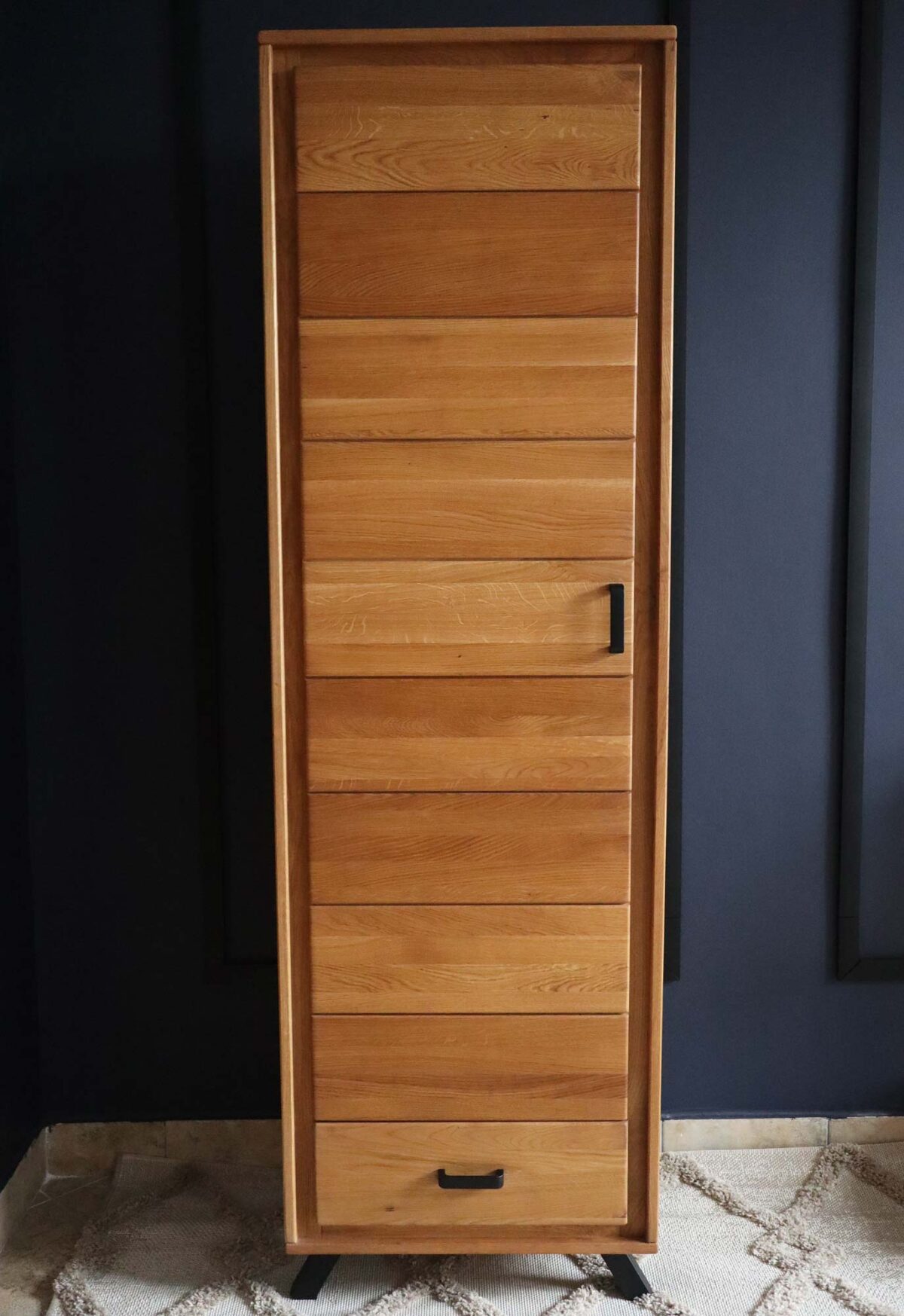 Szafa drewniana na czarnych nóżkach Szafa drewniana na czarnych nóżkach