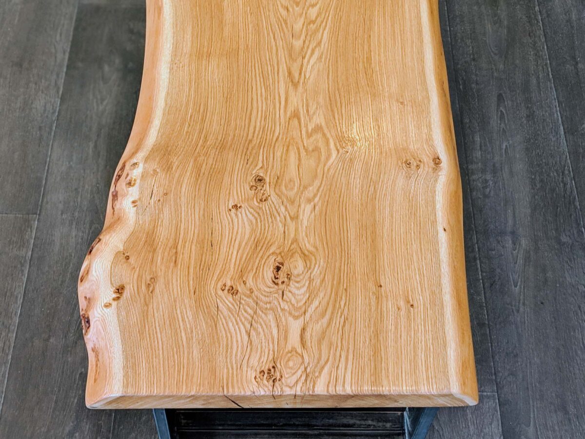 Nieregularny blat z żywicą i krawędzią w stylu live edge Nieregularny blat z żywicą i krawędzią w stylu live edge