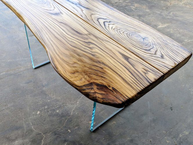 Duży drewniany stół do jadalni na szklanych nogach FOXY blat detal