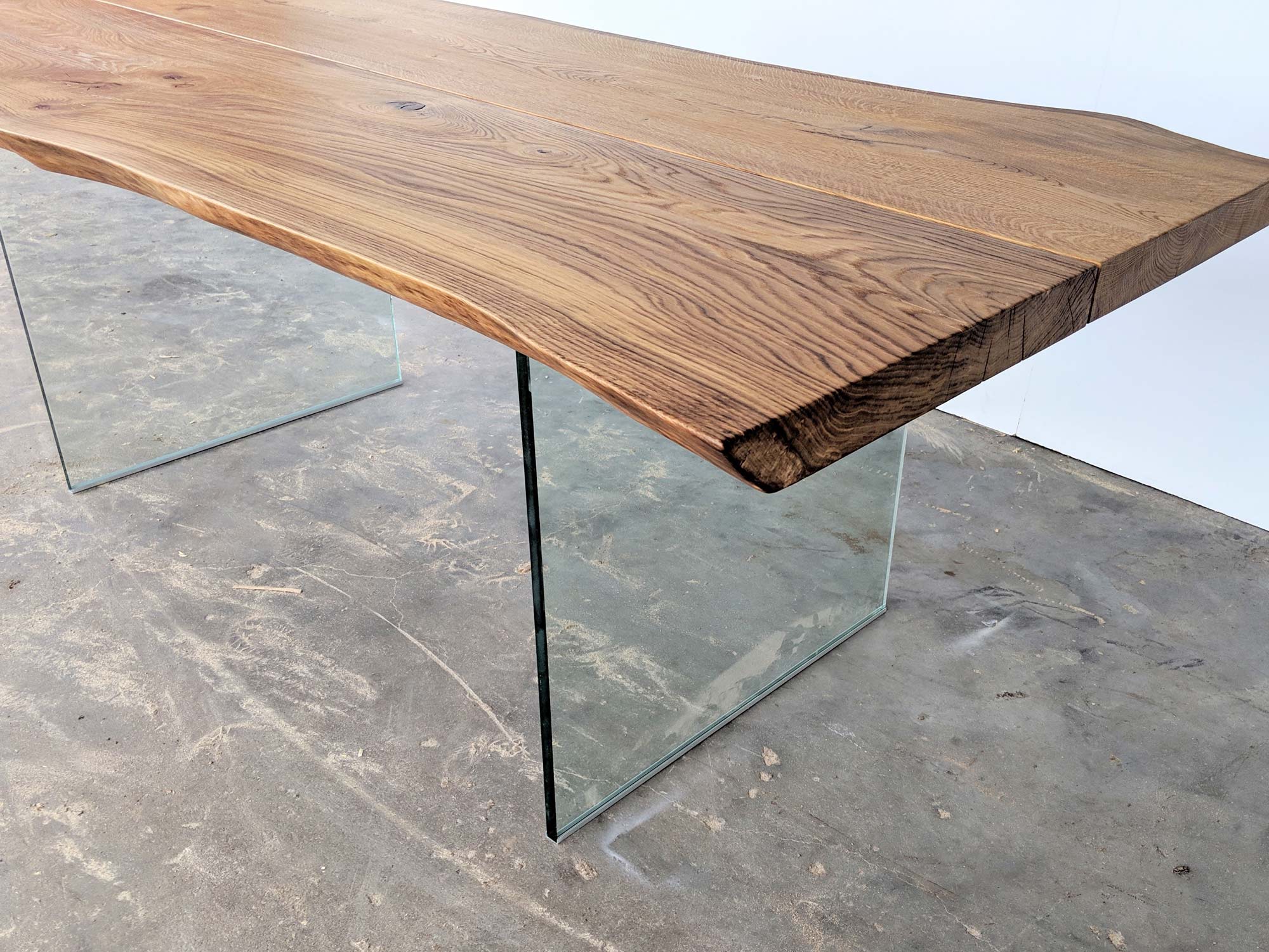 Dwudeskowiec Duży drewniany stół do jadalni na szklanych nogach FOXY