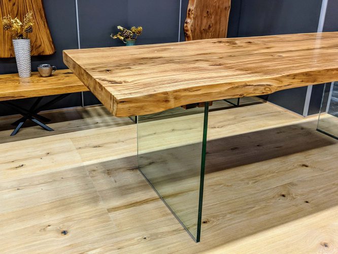 Duży drewniany stół do jadalni na szklanych nogach FOXY nogi detal