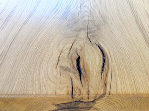 Miniaturka 14 - Zbliżenie na blat z naturalnym rysunkiem drewna i sękiem centralnym