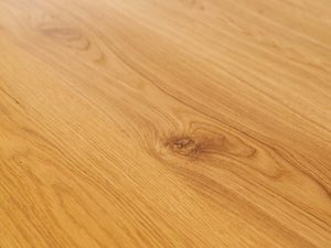 Miniaturka 4 - Detal drewna w stole do jadalni