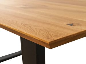 Miniaturka 4 - Zbliżenie na blat stołu z litego drewna dębowego z widocznym usłojeniem