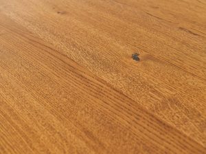 Miniaturka 5 - Zbliżenie na powierzchnię dębowego blatu z naturalnym usłojeniem i sękami