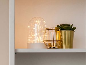 Miniaturka 7 - Biały regał biblioteczka sosnowa zbliżenie aranżacji ANADI