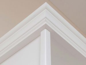 Miniaturka 8 - Biały regał biblioteczka sosnowa zbliżenie wieniec ANADI