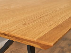 Miniaturka 7 - Zbliżenie na detal blatu drewnianego