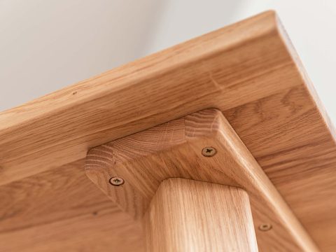 Drewniana toaletka biurko z szufladami zbliżenie detali JENS