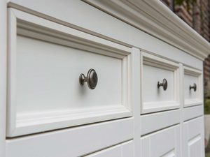 Miniaturka 16 - Biała klasyczna komoda drewniana szuflady zbliżenie INGRID