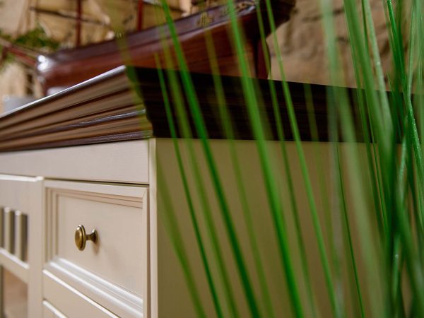 Komoda z przeszklonymi drzwiczkami biały orzech detale INGRID Komoda z przeszklonymi drzwiczkami biały orzech detale INGRID