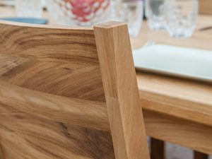 Miniaturka 6 - Krzesło drewniane do jadalni stół zbliżenie KARLI