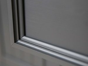 Miniaturka 18 - Profilowana rama frontu komody w kolorze antracytowym