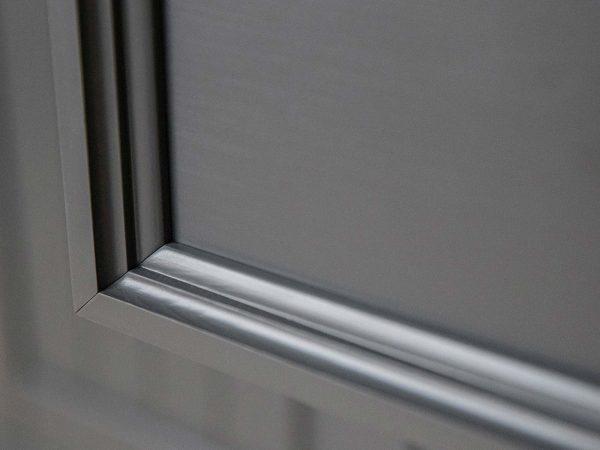 Biała klasyczna komoda drewniana grafit detale wykonania INGRID Biała klasyczna komoda drewniana grafit detale wykonania INGRID