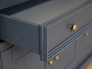 Miniaturka 11 - Biała klasyczna komoda drewniana grafit szuflada INGRID