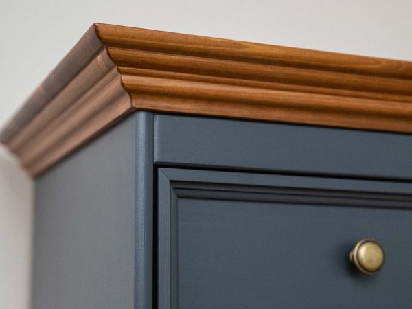 Biała klasyczna komoda drewniana grafit dąb detale INGRID Biała klasyczna komoda drewniana grafit dąb detale INGRID