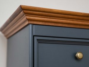 Miniaturka 8 - Solidna komoda z drewna litego wieniec górny INGRID