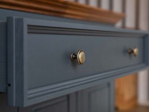 Miniaturka 6 - Solidna komoda z drewna litego szuflada grafit INGRID