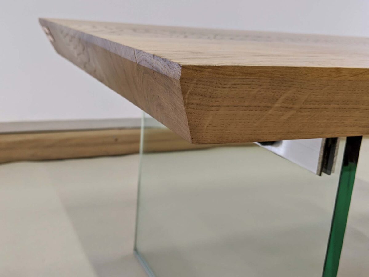 Blat krawędź ścięta Duży drewniany stół do jadalni na szklanych nogach FOXY Blat krawędź ścięta Duży drewniany stół do jadalni na szklanych nogach FOXY