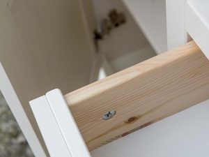 Miniaturka 5 - Mała witryna z litego drewna detale szuflada INGRID