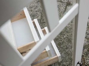 Miniaturka 7 - Mała witryna z litego drewna biały detale INGRID