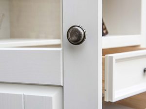 Miniaturka 6 - Mała witryna z litego drewna detale drzwiczki INGRID