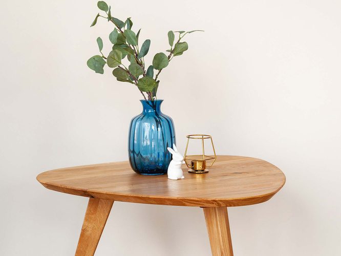Owalny stolik kawowy z drewna aranż zbliżenie OLVIR