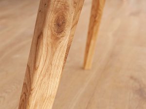 Miniaturka 9 - Stolik okrągły z drewna 70 cm zbliżenie nóżki KARNE