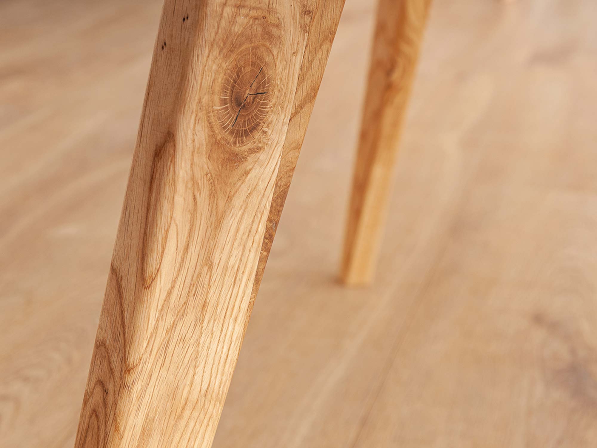 Stolik okrągły z drewna 70 cm zbliżenie nóżki KARNE