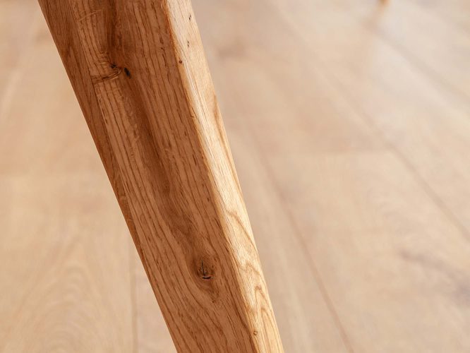 Drewniany okrągły stolik 90 cm zbliżenie nóżka SVALE