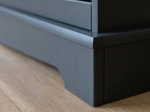 Miniaturka 11 - Solidna komoda z drewna litego grafit podstawa INGRID