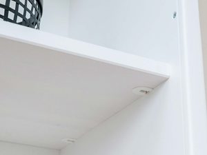 Miniaturka 12 - Biały regał biblioteczka sosnowa zbliżenie ANADI