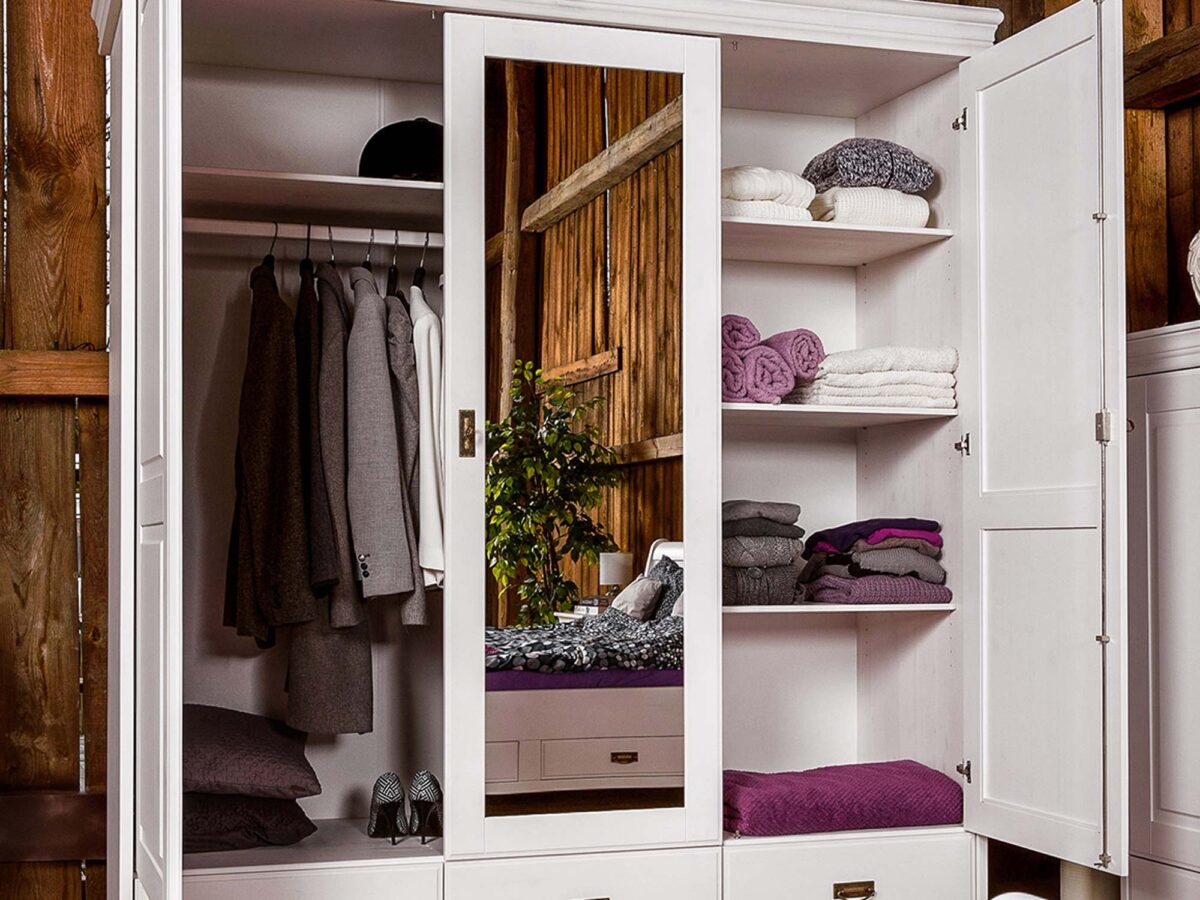 Szafa biała z lustrem trzydrzwiowa otwarta ANADI