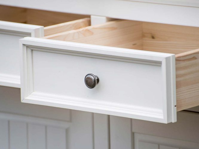Biała klasyczna komoda drewniana szuflada otwarta INGRID