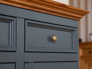 Miniaturka 17 - Biała klasyczna komoda drewniana grafit dąb zbliżenie szuflady INGRID