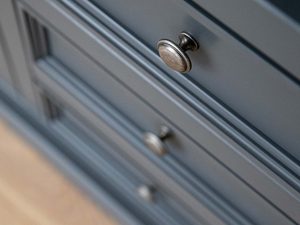 Miniaturka 18 - Metalowy uchwyt szuflady w eleganckiej czarnej komodzie