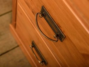 Miniaturka 10 - Sosnowa mała biała komoda sosna uchwyt ANADI