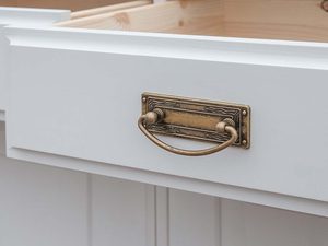 Miniaturka 10 - Biała komoda do klasycznego wnętrza biała szuflada uchwyty ANADI