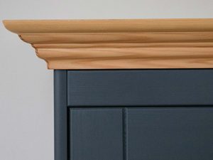 Miniaturka 19 - Zbliżenie na detal korony komody z drewna dębowego i czarnego frontu