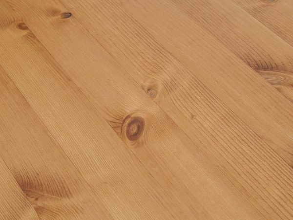 Blat sosnowy z widocznymi słojami, naturalne wykończenie