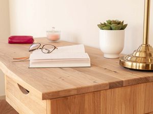 Miniaturka 13 - Biurko toaletka z litego drewna zbliżenie aranżacji JENS