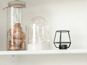 Miniaturka 17 - Biały regał biblioteczka biały sosna zbliżenie ANADI