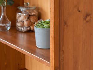 Miniaturka 21 - Biały regał biblioteczka sosna aranżacja półek ANADI