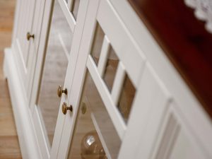 Miniaturka 8 - Duża komoda vintage biały orzech przeszklone drzwiczki INGRID