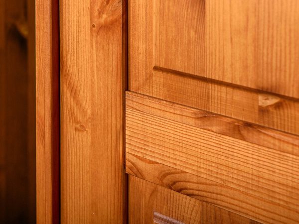 Sosnowa szafa dwudrzwiowa z szufladami sosna zbliżenie ANADI Sosnowa szafa dwudrzwiowa z szufladami sosna zbliżenie ANADI