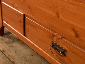 Miniaturka 13 - Łóżko białe dwuosobowe w stylu klasycznym sosna profil ANADIŁóżko białe dwuosobowe w stylu klasycznym sosna zbliżenie szuflada ANADI