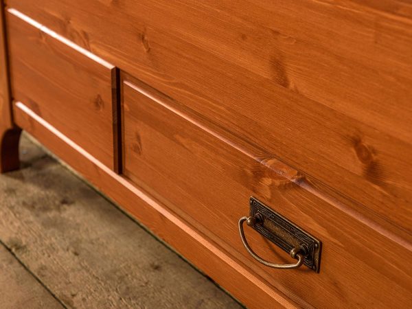 Łóżko białe dwuosobowe w stylu klasycznym sosna profil ANADIŁóżko białe dwuosobowe w stylu klasycznym sosna zbliżenie szuflada ANADI