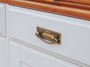 Miniaturka 14 - Biała komoda do klasycznego wnętrza biały sosna uchwyt ANADI